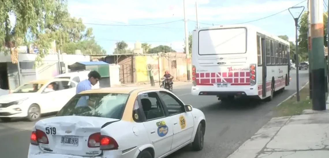 Siniestro vial frente al Club San Martín: Un colectivo de la Red Tulum y un taxi protagonizaron un fuerte choque