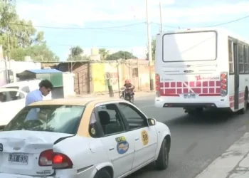 Siniestro vial frente al Club San Martín: Un colectivo de la Red Tulum y un taxi protagonizaron un fuerte choque