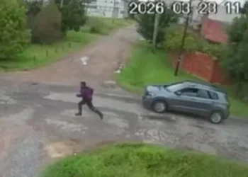 Fingieron ser pasajeros, golpearon a una conductora de Uber y cayeron tras esconderse en un descampado