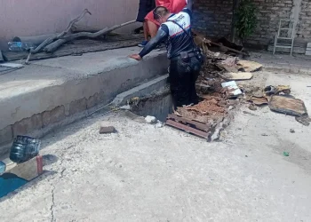 Drama y milagro en el Pasaje Simón: la Policía Ciclística rescató a una mujer atrapada en un sótano