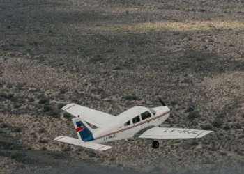 Milagro en el aire: un piloto se descompensó en pleno vuelo y su hijo evitó una tragedia en San Juan