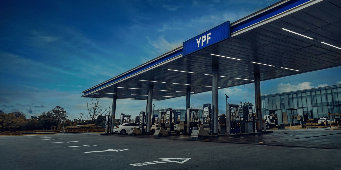 Fin de semana «extra» caro: Los combustibles subieron por cuarta vez en diez días y la premium ya supera los $2.000