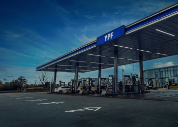 Fin de semana «extra» caro: Los combustibles subieron por cuarta vez en diez días y la premium ya supera los $2.000