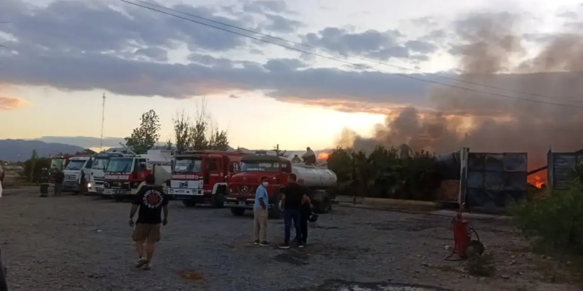 Controlan el voraz incendio en el Parque Industrial de Chimbas: bomberos inician las tareas de enfriamiento