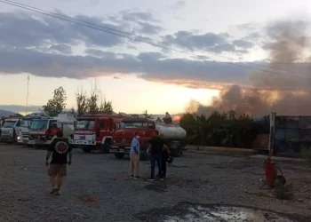 Controlan el voraz incendio en el Parque Industrial de Chimbas: bomberos inician las tareas de enfriamiento