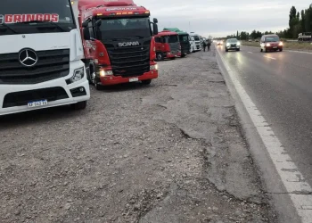 Corte parcial en el cruce de Rutas 7 y 40: camioneros reclaman por el aumento de combustibles