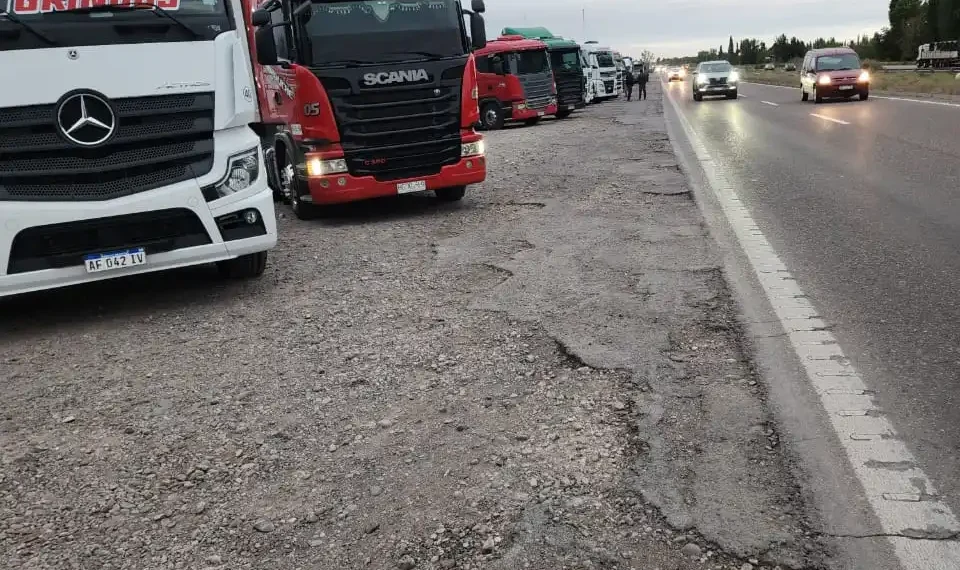Corte parcial en el cruce de Rutas 7 y 40: camioneros reclaman por el aumento de combustibles