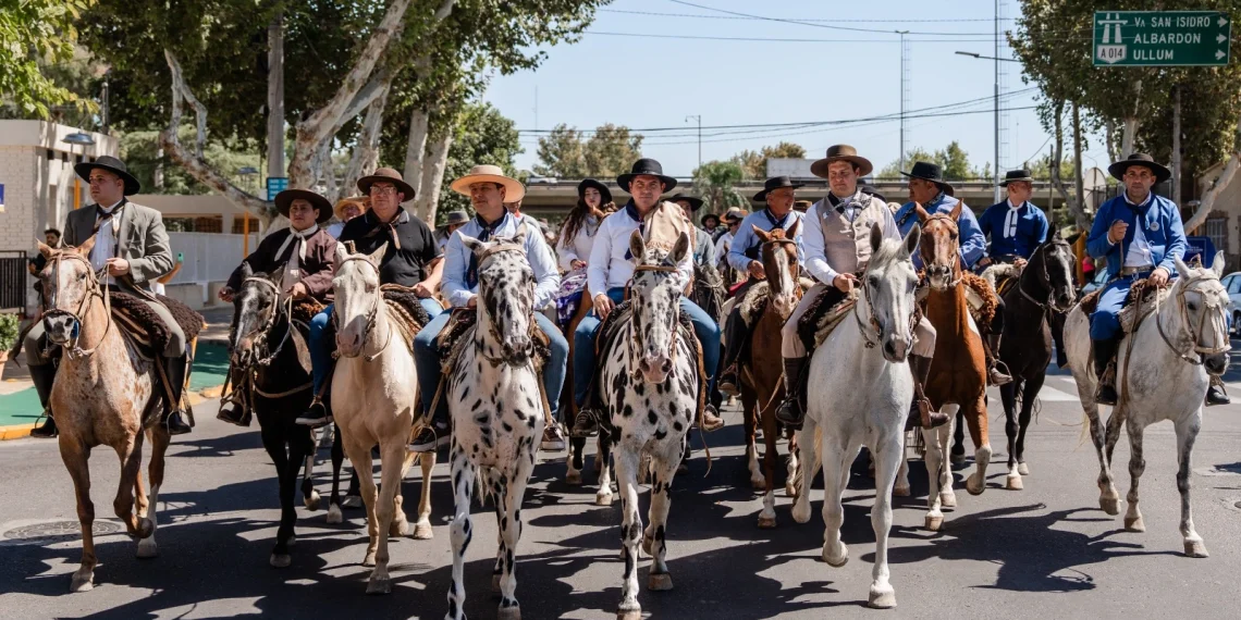 Orrego encabezó una nueva edición de la Cabalgata de la Fe a la Difunta Correa con jinetes de todo el país y Chile