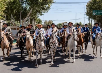 Orrego encabezó una nueva edición de la Cabalgata de la Fe a la Difunta Correa con jinetes de todo el país y Chile