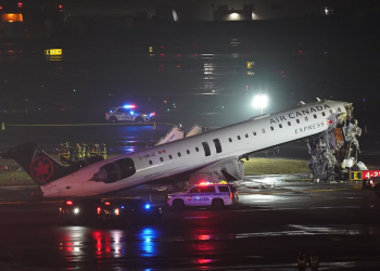 Desastre en el aeropuerto LaGuardia: Un avión chocó contra un camión de bomberos y hay dos muertos