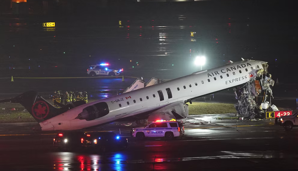 Desastre en el aeropuerto LaGuardia: Un avión chocó contra un camión de bomberos y hay dos muertos
