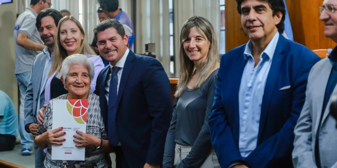 Seguridad jurídica y respaldo institucional: Orrego entregó escrituras y personerías en un acto clave