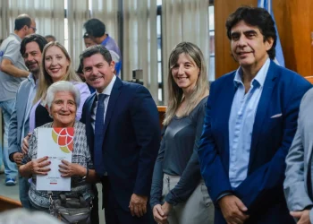 Seguridad jurídica y respaldo institucional: Orrego entregó escrituras y personerías en un acto clave