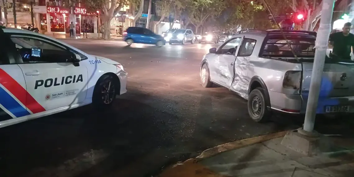 Madrugada accidentada: una Saveiro y una Fiat Toro colisionaron en una esquina clave del microcentro