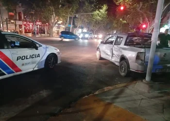 Madrugada accidentada: una Saveiro y una Fiat Toro colisionaron en una esquina clave del microcentro