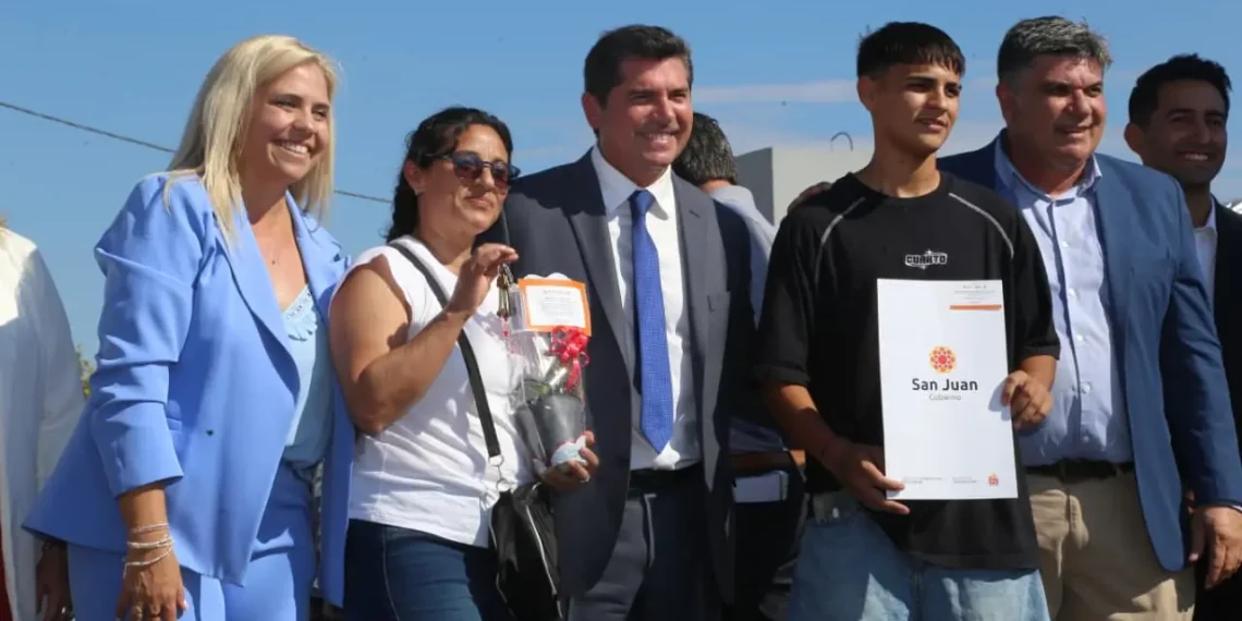 Orrego entregó casas en Sarmiento y anunció la pavimentación de una calle clave en el departamento
