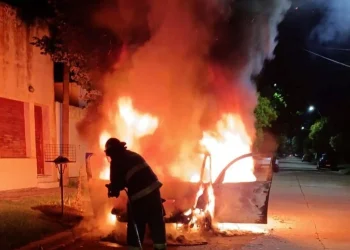 Voraz incendio y explosiones en un depósito de garrafas en Mariano Acosta: evacúan a los vecinos por seguridad