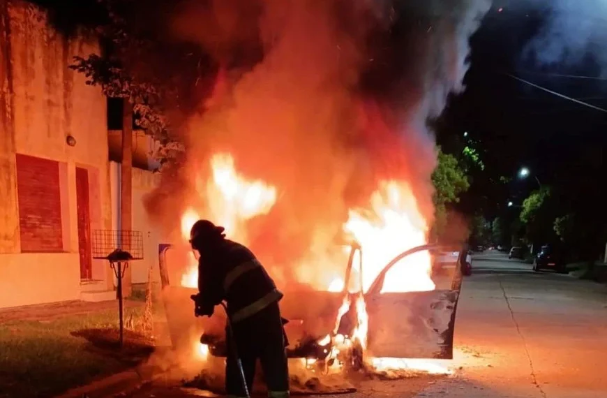 Voraz incendio y explosiones en un depósito de garrafas en Mariano Acosta: evacúan a los vecinos por seguridad
