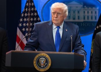 Trump asegura que EE. UU. posee un arsenal ilimitado frente a la escalada en Medio Oriente