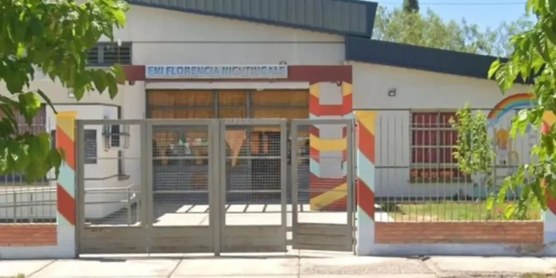 Escándalo en una escuela de 25 de Mayo: Investigan a un policía hallado con una alumna en un aula