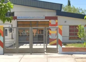 Escándalo en una escuela de 25 de Mayo: Investigan a un policía hallado con una alumna en un aula