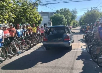 El último pedalazo: multitudinaria y emotiva despedida al joven ciclista fallecido en Córdoba