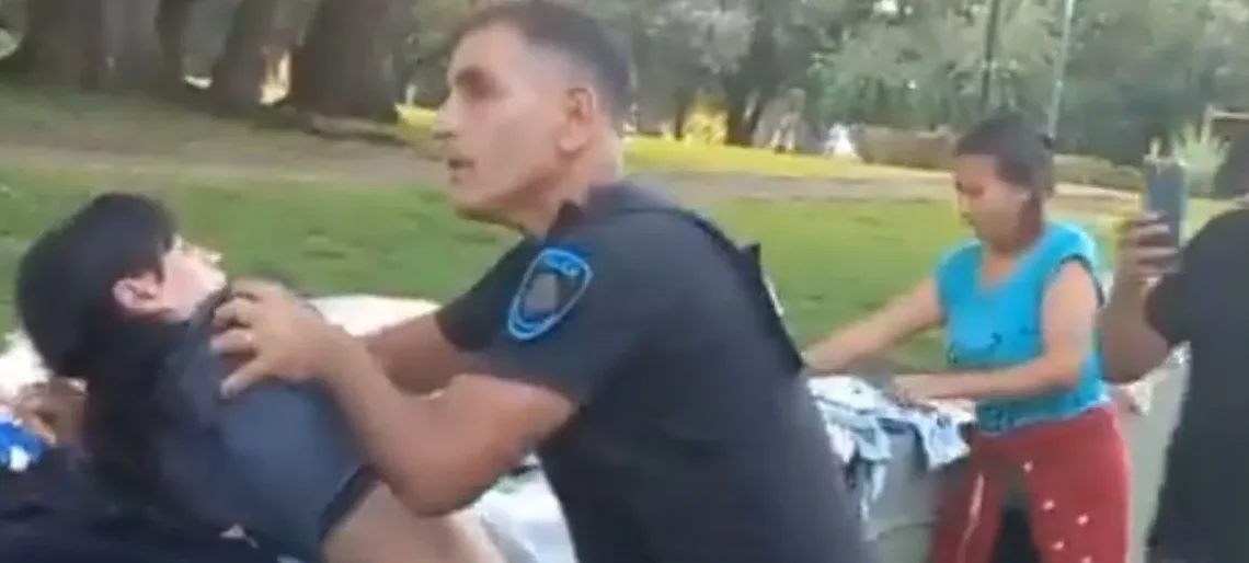 Repudio en Parque Avellaneda: operativo policial contra una joven que vendía ropa usada