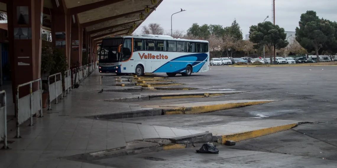 Polémica en la Terminal: Empresa de colectivos denuncia maltratos por parte de docentes