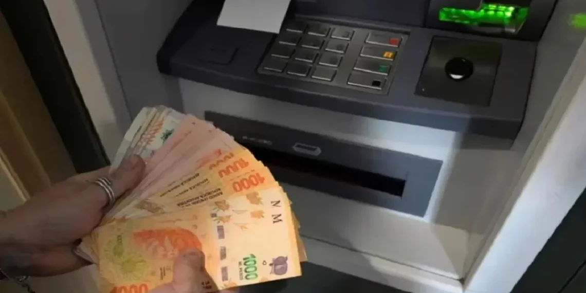 Confirmaron la fecha de pago para estatales: en marzo llegan con aumento del 5%