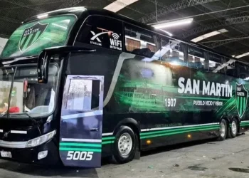 San Martín suma patrimonio: el Verdinegro presentó su propio micro de larga distancia