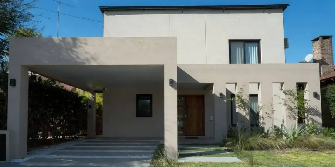 EXCLUSIVO: LA «MANSIÓN GRIS» DE ADORNI QUE SACUDE A LA QUINTA DE OLIVOS