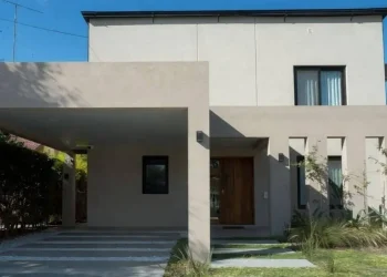 EXCLUSIVO: LA «MANSIÓN GRIS» DE ADORNI QUE SACUDE A LA QUINTA DE OLIVOS