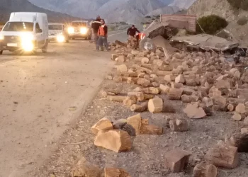 Tragedia en Calingasta: Un camionero fallecido y un joven herido de gravedad tras un vuelco en Ruta 414