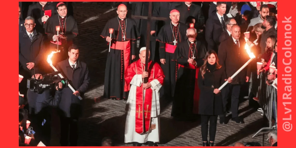 El histórico gesto de León XIV: Carga la cruz en un emotivo Vía Crucis en el Coliseo