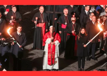 El histórico gesto de León XIV: Carga la cruz en un emotivo Vía Crucis en el Coliseo