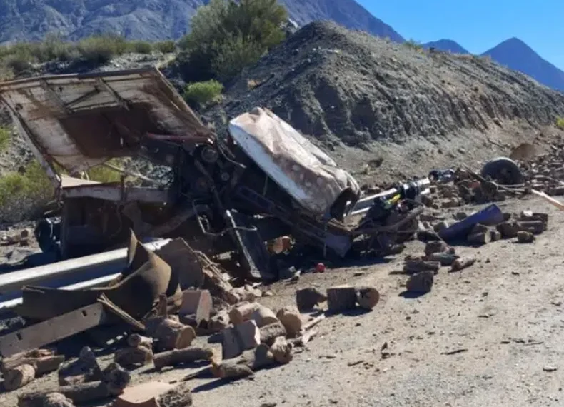 Tragedia en la Ruta 12: así quedó el camión tras el fatal vuelco en la Quebrada de las Burras