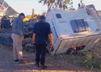 Siniestro Vial en Pocito: Un Camionero Hospitalizado tras Volcar en Calle 10 y Lemos