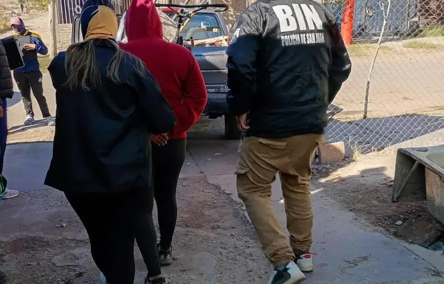 Secuestro de un arma, drogas y herramientas robadas del Parque de Santa Lucía: hay dos detenidos