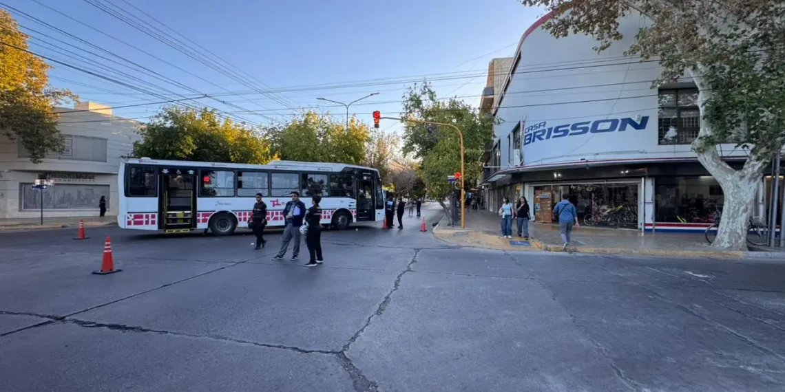 Urgente: Es muy grave el estado de la mujer atropellada en el microcentro sanjuanino
