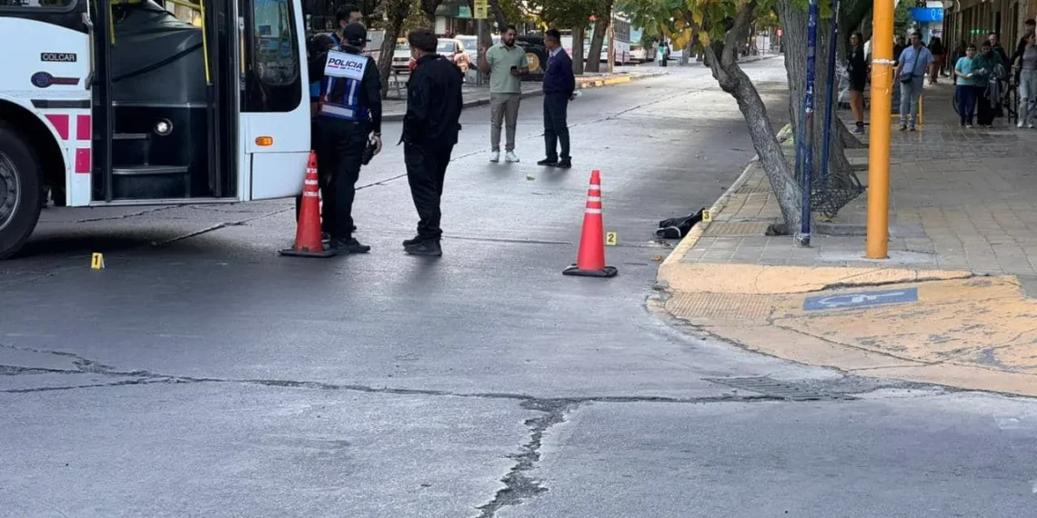 Grave accidente en el Microcentro: un colectivo de la Red Tulum atropelló a una mujer y su estado es delicado