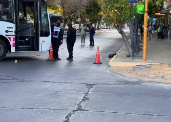 Grave accidente en el Microcentro: un colectivo de la Red Tulum atropelló a una mujer y su estado es delicado