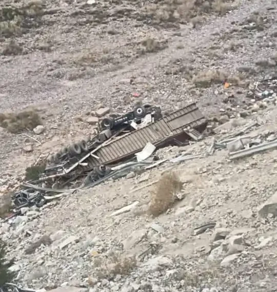 Siniestro vial en Alta Montaña: un camión volcó en la Curva de Guido y el chofer salvó su vida de milagro