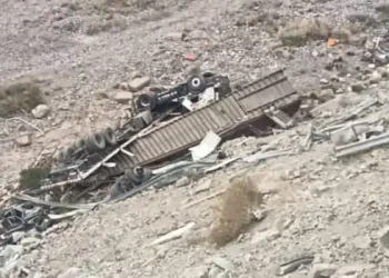 Siniestro vial en Alta Montaña: un camión volcó en la Curva de Guido y el chofer salvó su vida de milagro