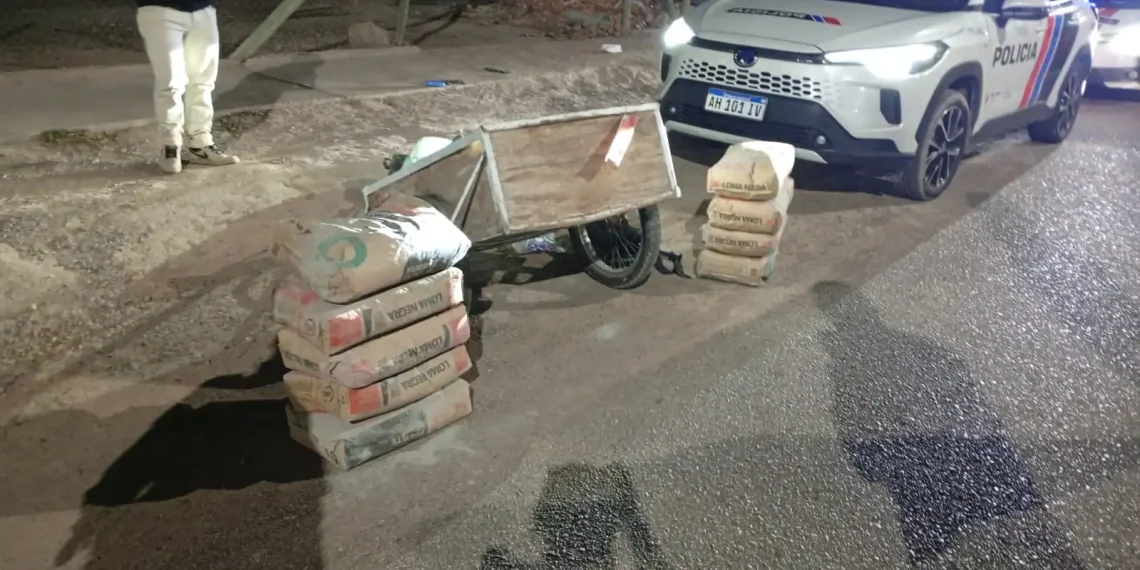 Golpe al robo hormiga: detienen a dos jóvenes con nueve bolsas de cemento robadas en un barrio de Rivadavia