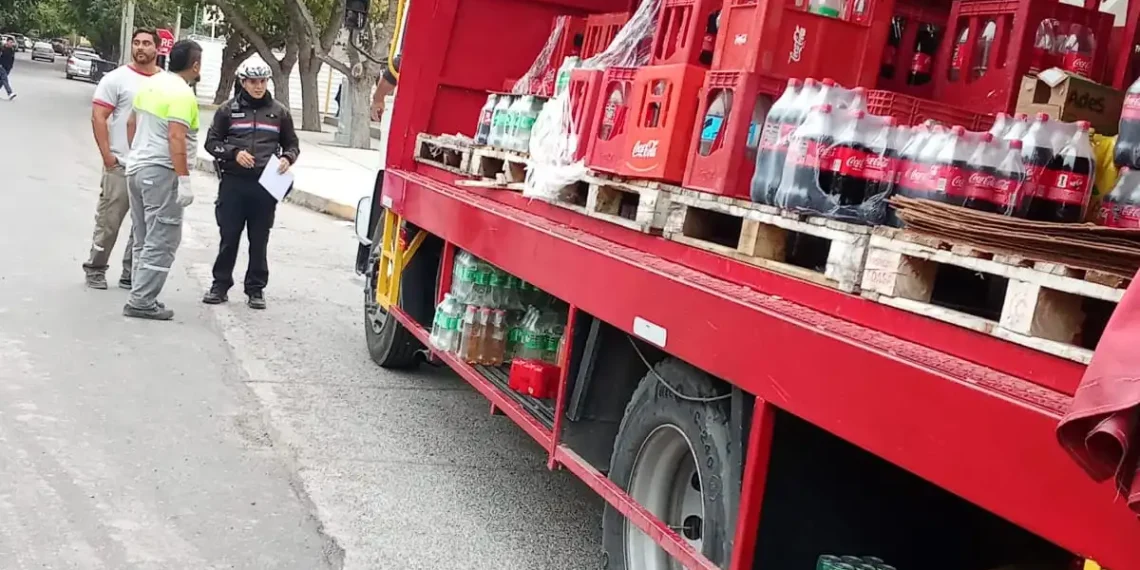  Lo atraparon cuando intentaba robar bebidas de un camión de Coca-Cola en la Terminal