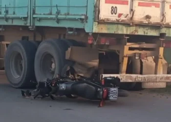 Siniestro vial en Sarmiento: un joven resultó gravemente herido tras chocar contra un camión estacionado
