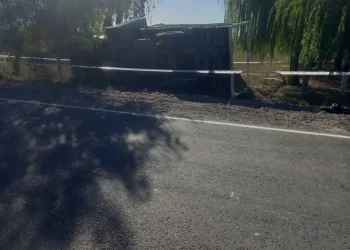 Tragedia en Sarmiento: un muerto y varios heridos tras el vuelco de un camión con cosecheros