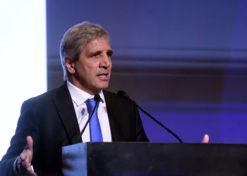 Mensaje de Luis Caputo al sector privado: El Gobierno ratifica el rumbo y exige el ajuste de precios a la nueva realidad