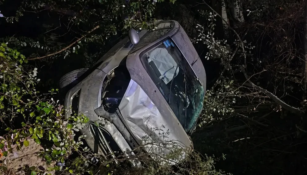 Violento vuelco en Santa Lucía: Se quedó dormido, chocó un pilar de luz y cayó a un zanjón