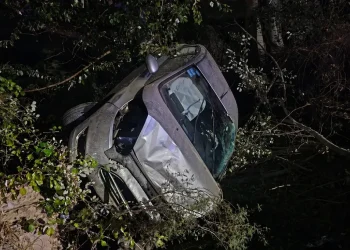 Violento vuelco en Santa Lucía: Se quedó dormido, chocó un pilar de luz y cayó a un zanjón